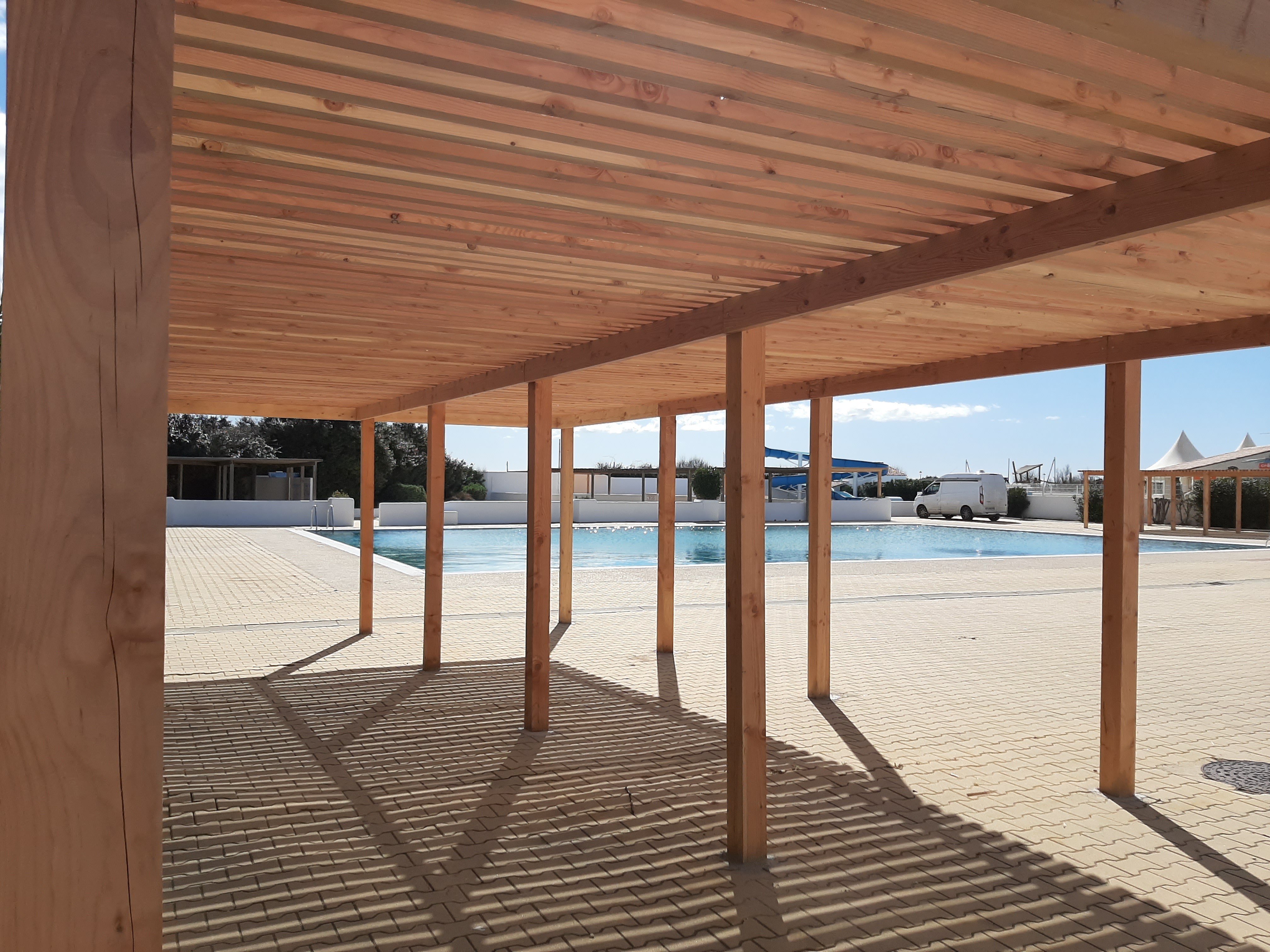 amenagement exterieur Bouches-du-Rhone-renovation de piscines PACA-paysagiste Arles-pose de liner Camargue-entretien de jardin Alpilles