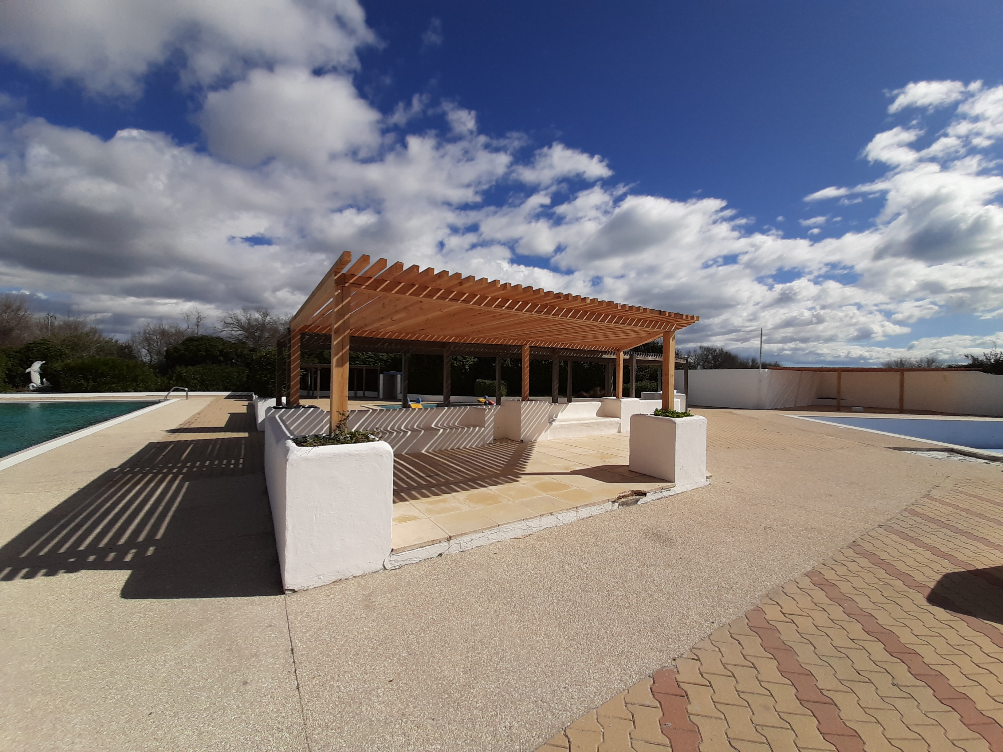 amenagement exterieur Bouches-du-Rhone-renovation de piscines PACA-paysagiste Arles-pose de liner Camargue-entretien de jardin Alpilles