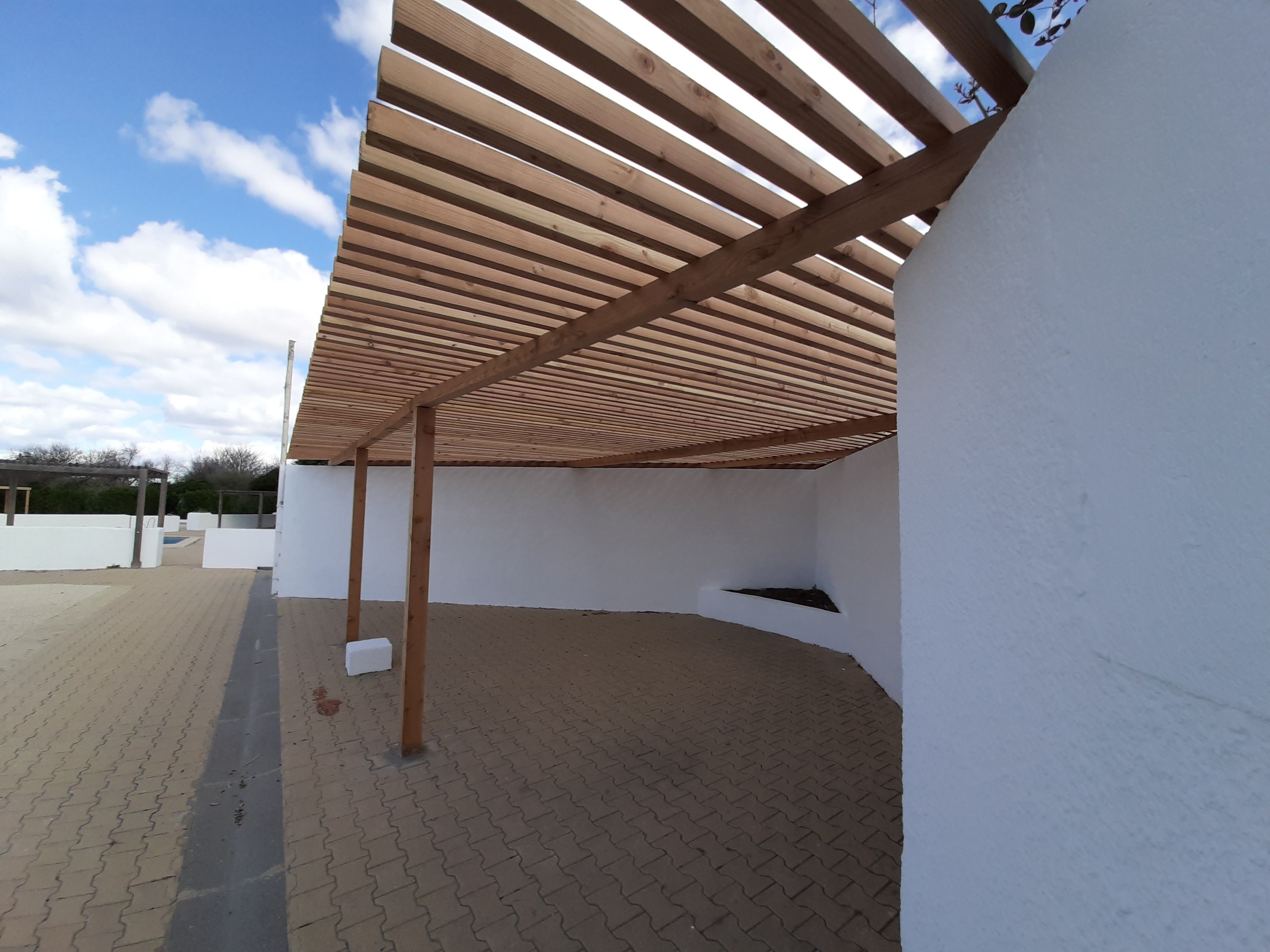 amenagement exterieur Bouches-du-Rhone-renovation de piscines PACA-paysagiste Arles-pose de liner Camargue-entretien de jardin Alpilles