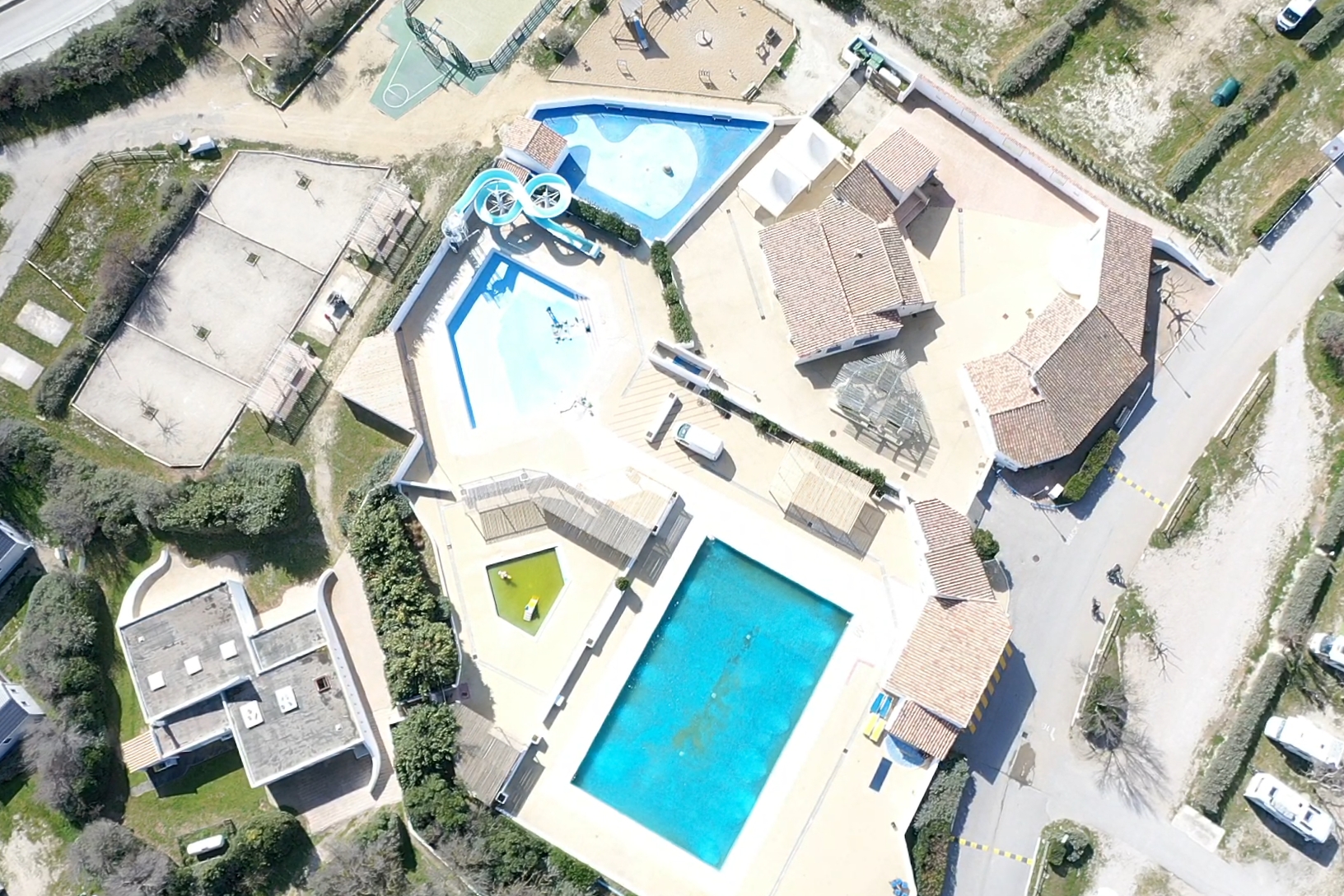 amenagement exterieur Bouches-du-Rhone-renovation de piscines PACA-paysagiste Arles-pose de liner Camargue-entretien de jardin Alpilles