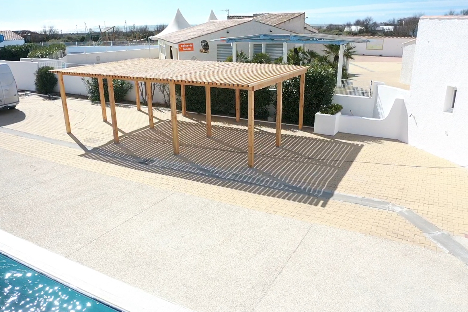 amenagement exterieur Bouches-du-Rhone-renovation de piscines PACA-paysagiste Arles-pose de liner Camargue-entretien de jardin Alpilles