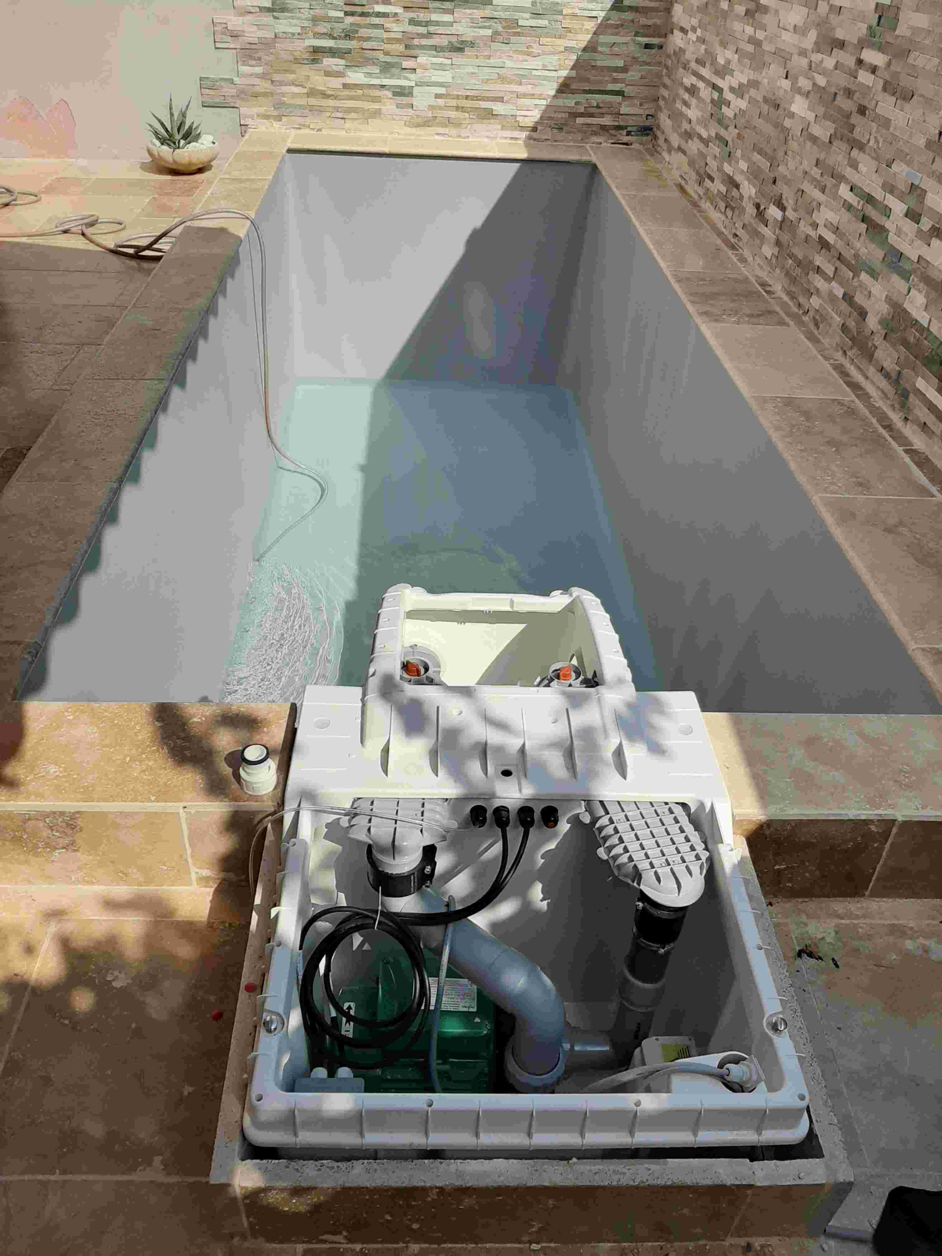 amenagement exterieur Bouches-du-Rhone-renovation de piscines PACA-paysagiste Arles-pose de liner Camargue-entretien de jardin Alpilles