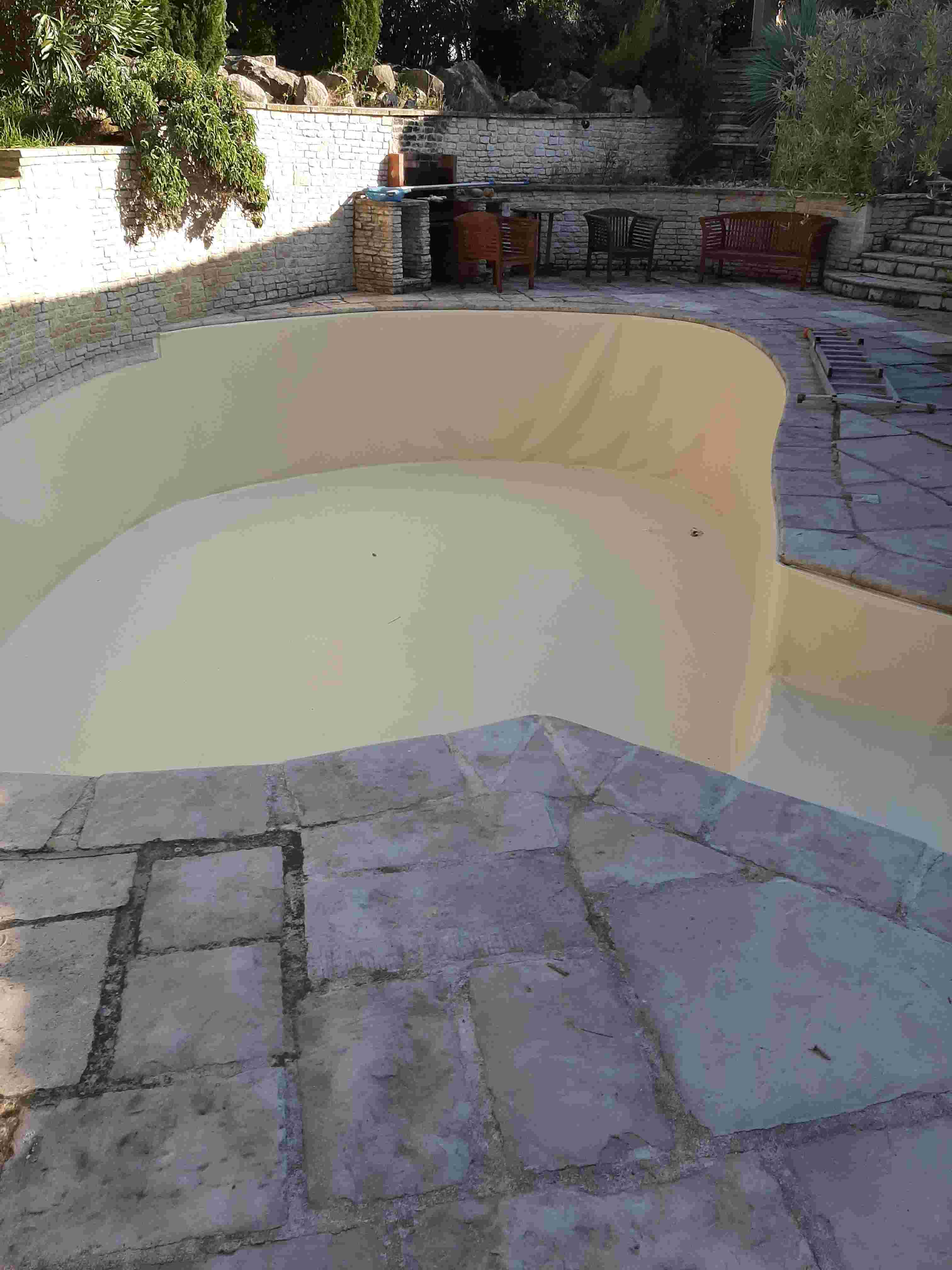 amenagement exterieur Bouches-du-Rhone-renovation de piscines PACA-paysagiste Arles-pose de liner Camargue-entretien de jardin Alpilles