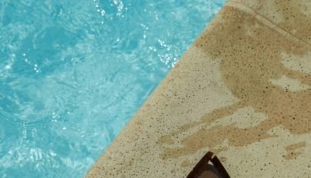 Carrelage de piscine et liner : comment choisir ?