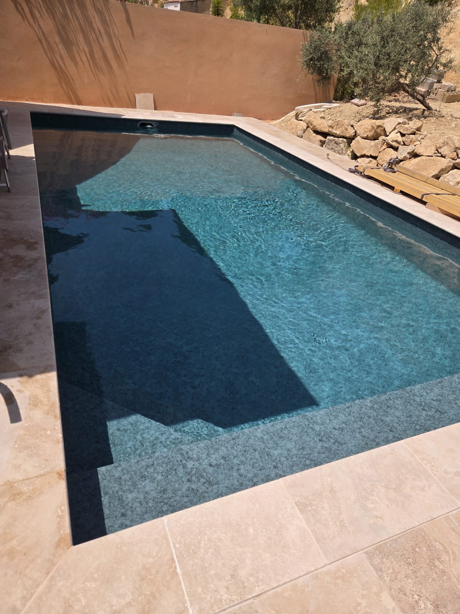 Piscines et jardins ensoleillés