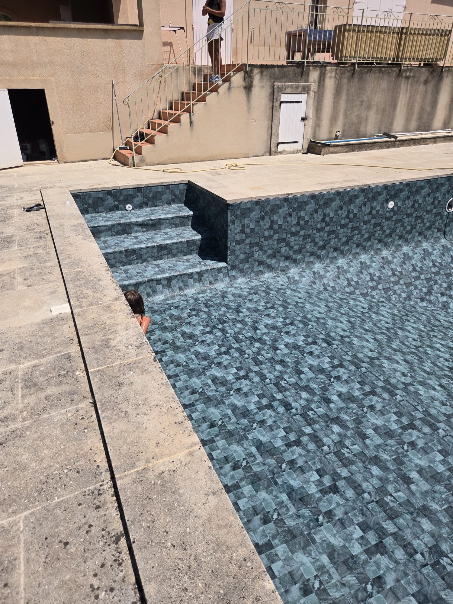 Piscines et jardins ensoleillés