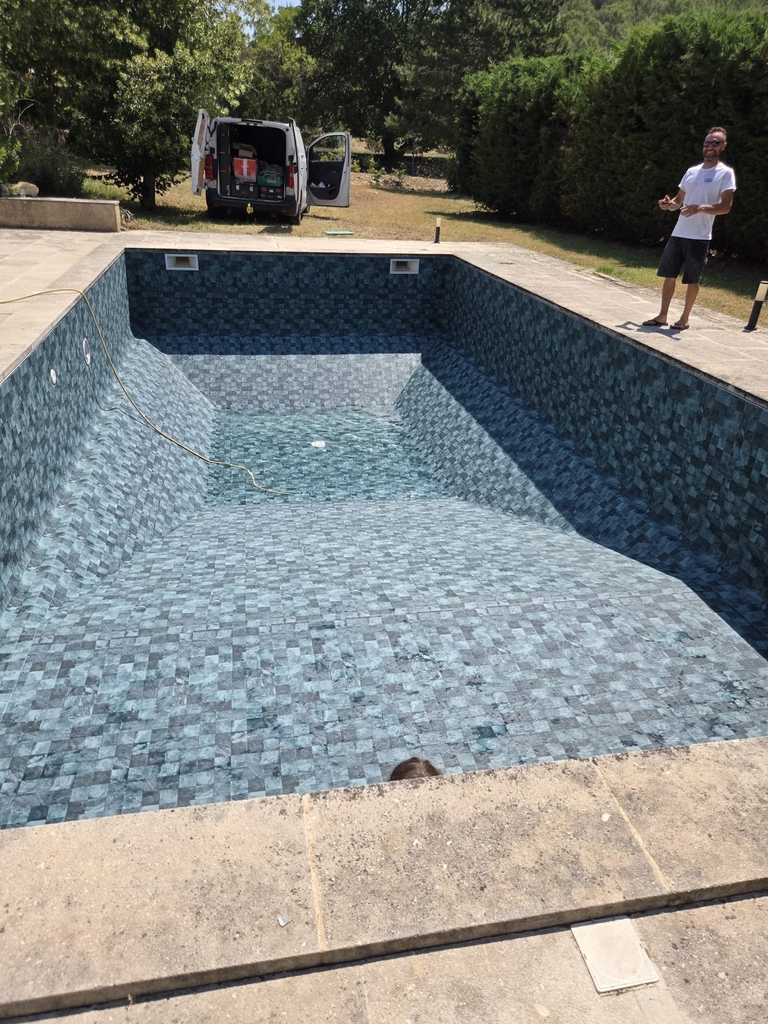 Piscines et jardins ensoleillés