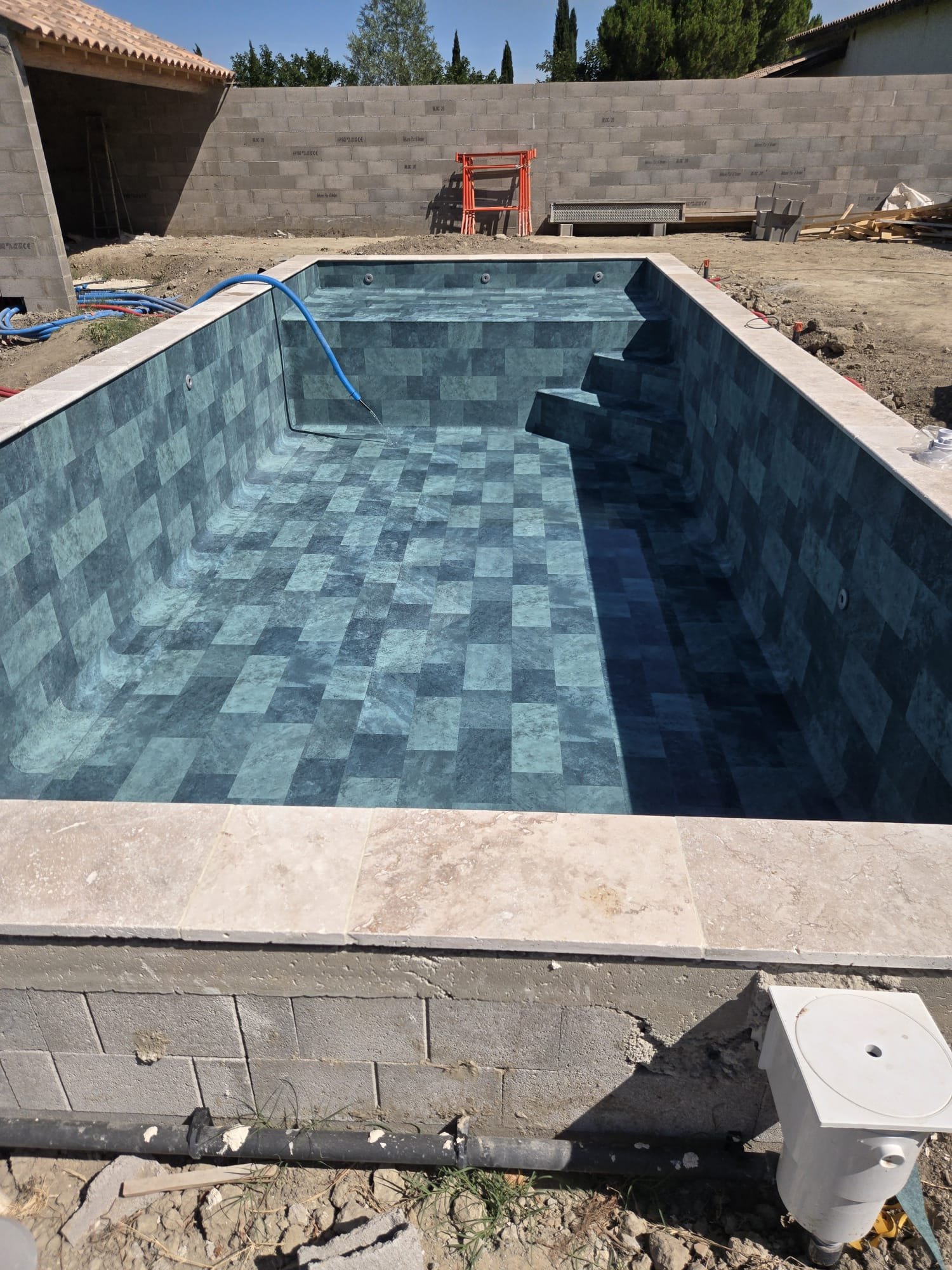 Piscines et jardins ensoleillés
