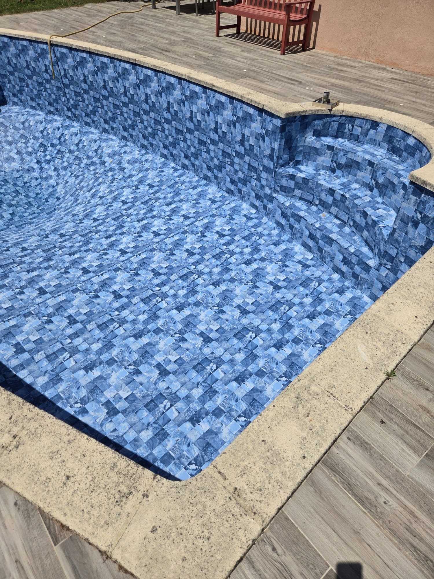 Piscines et jardins ensoleillés