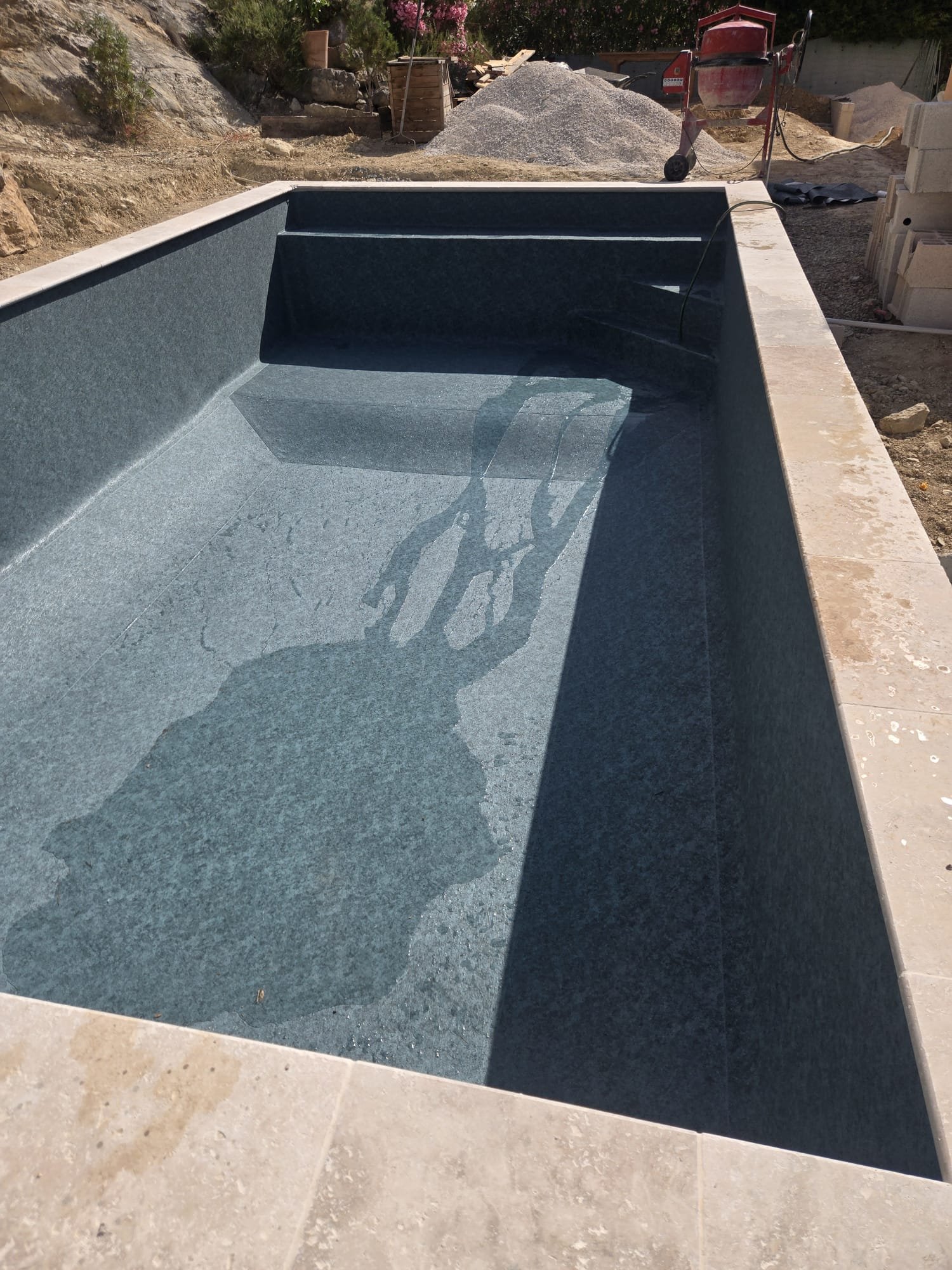 Piscines et jardins ensoleillés