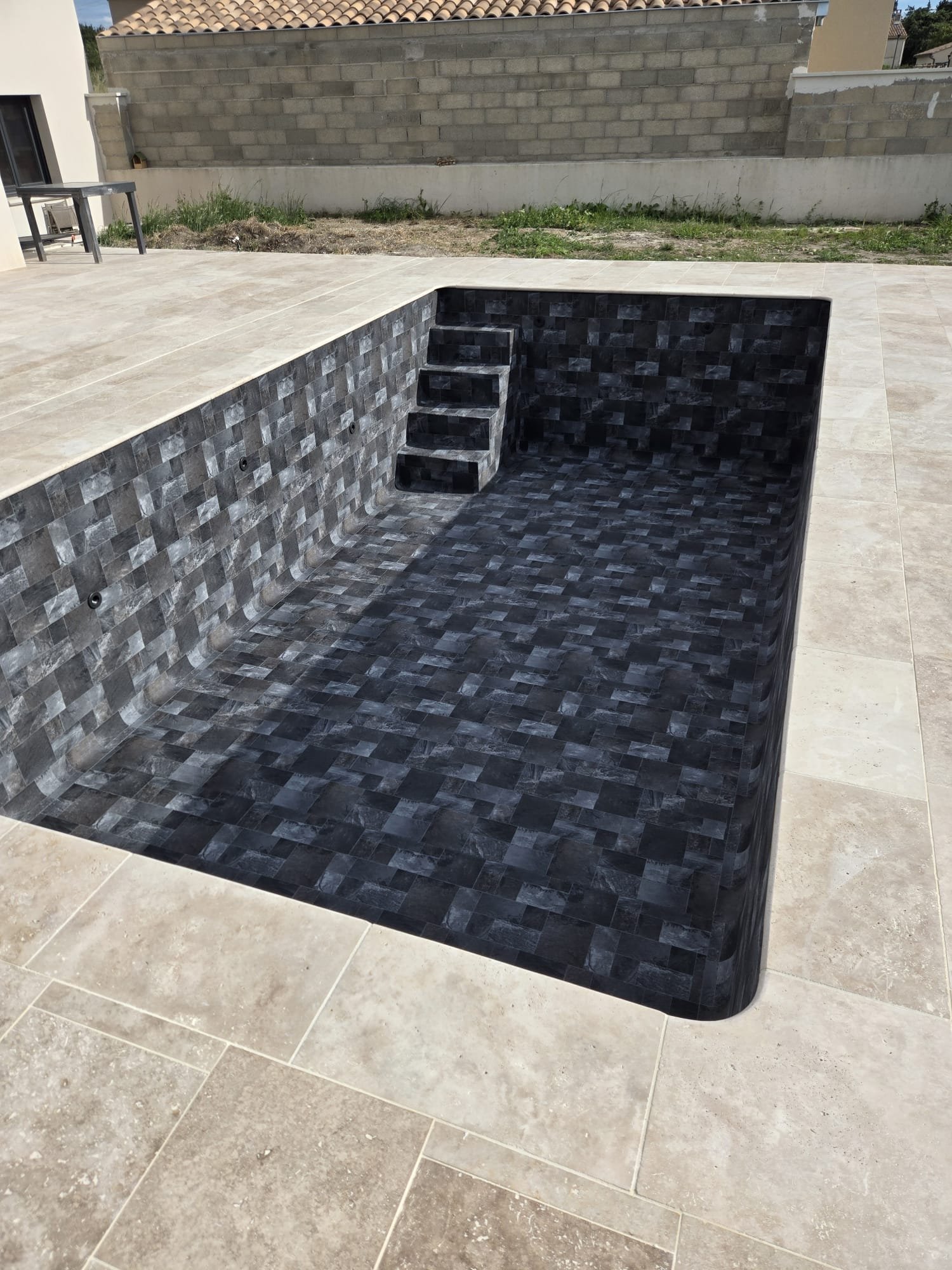 Piscines et jardins ensoleillés