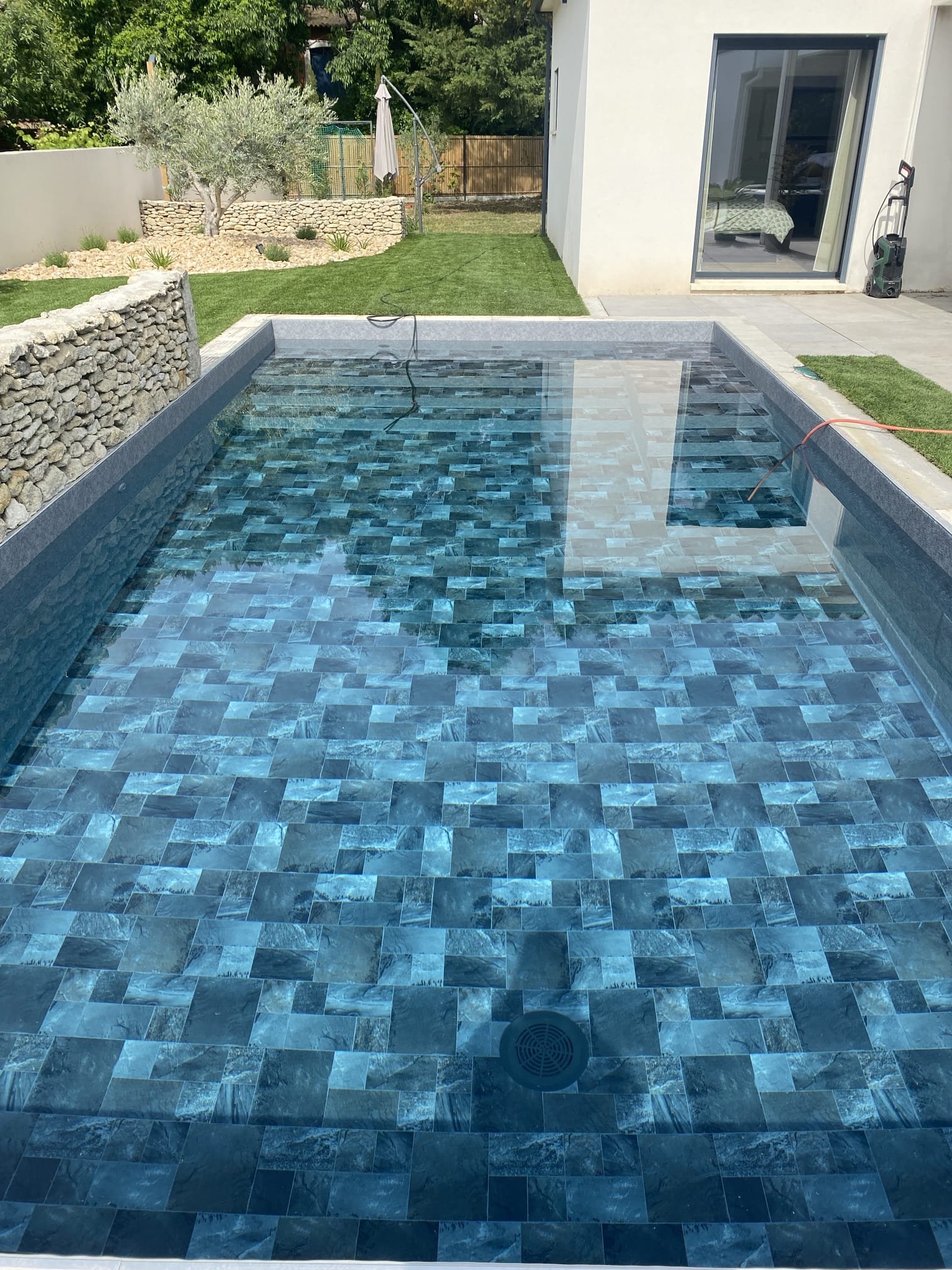 Piscines et jardins ensoleillés