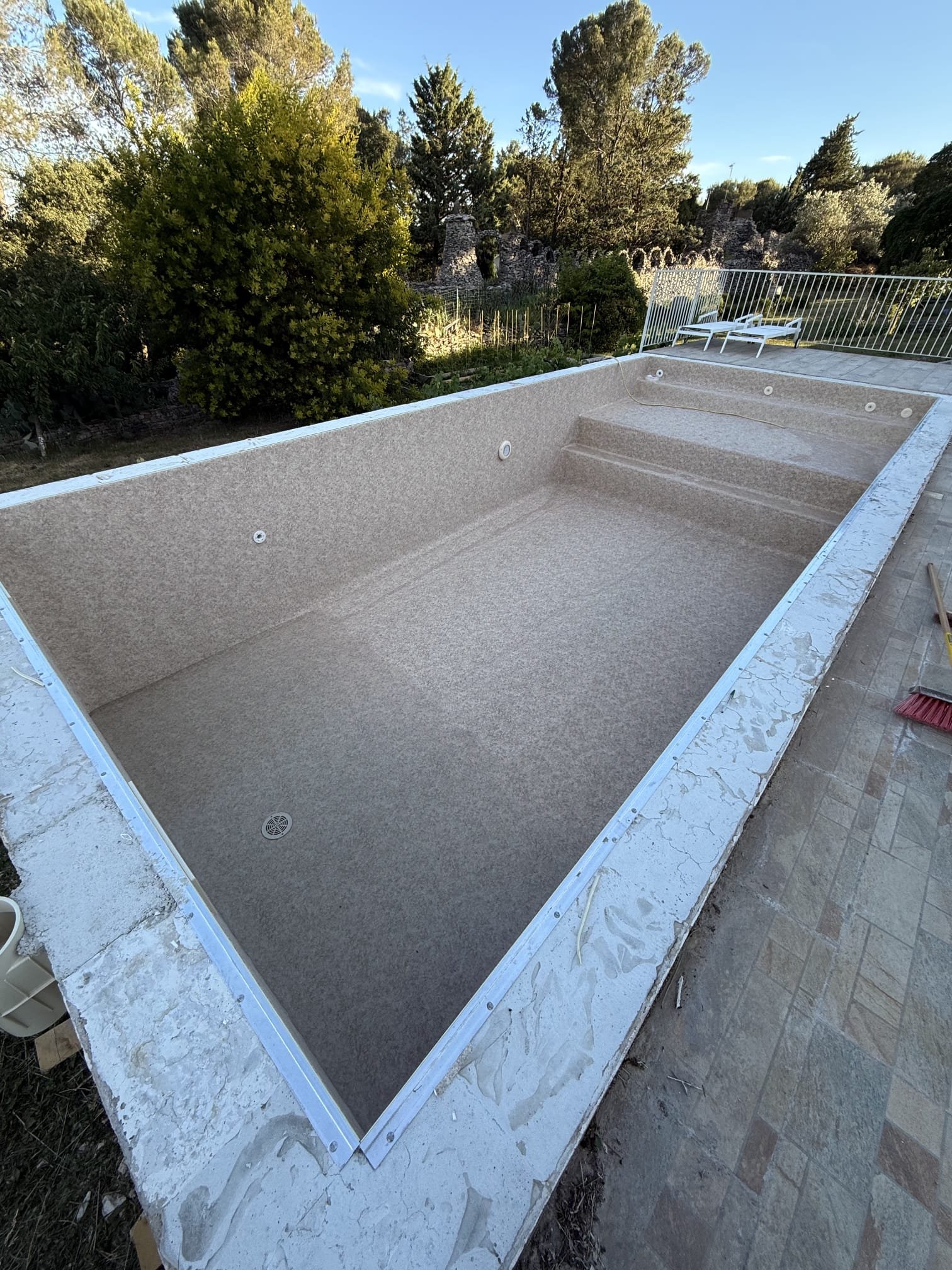 Piscines et jardins ensoleillés